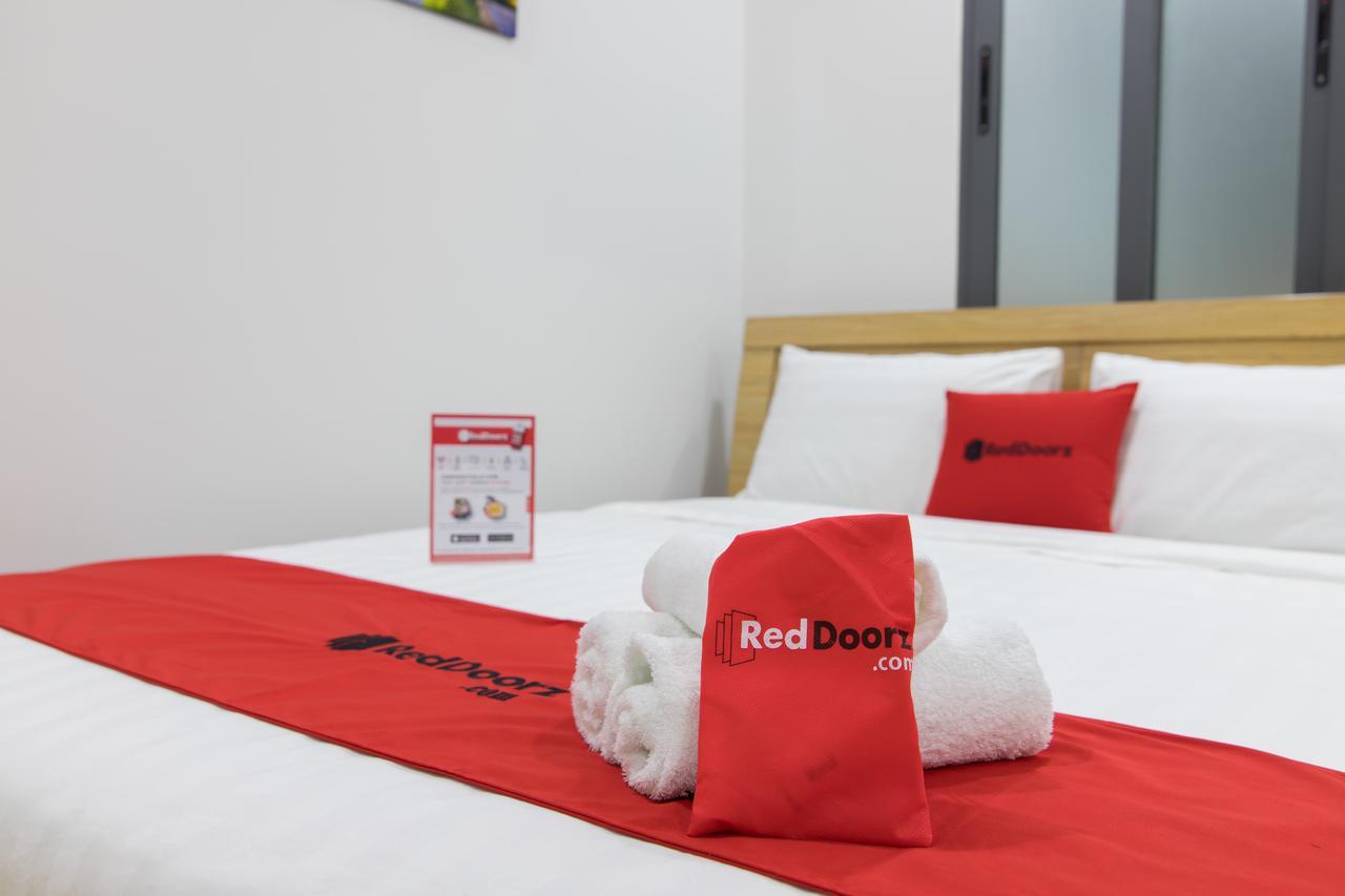 Hotel Reddoorz Premium Near E-Town Ho-Chi-Minh-Stadt Exterior foto